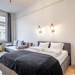 Luxurious At Center Apartment Budapest